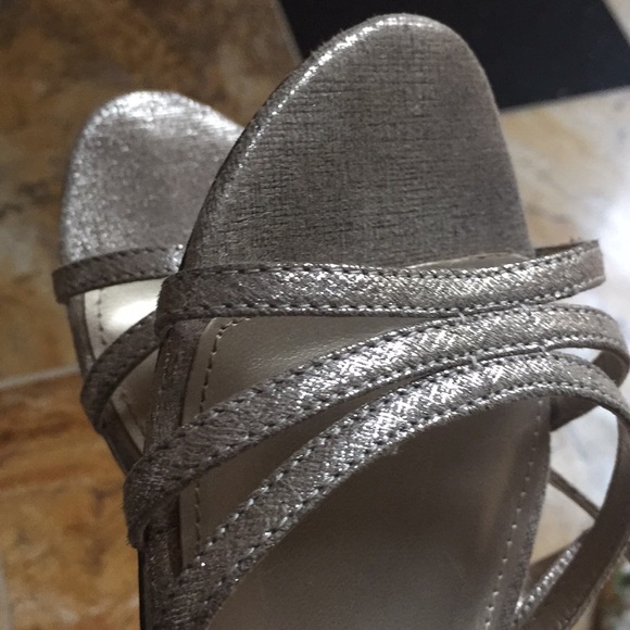 Nina gold sandal made 2 look like gold spun canvas - Picture 5 of 8